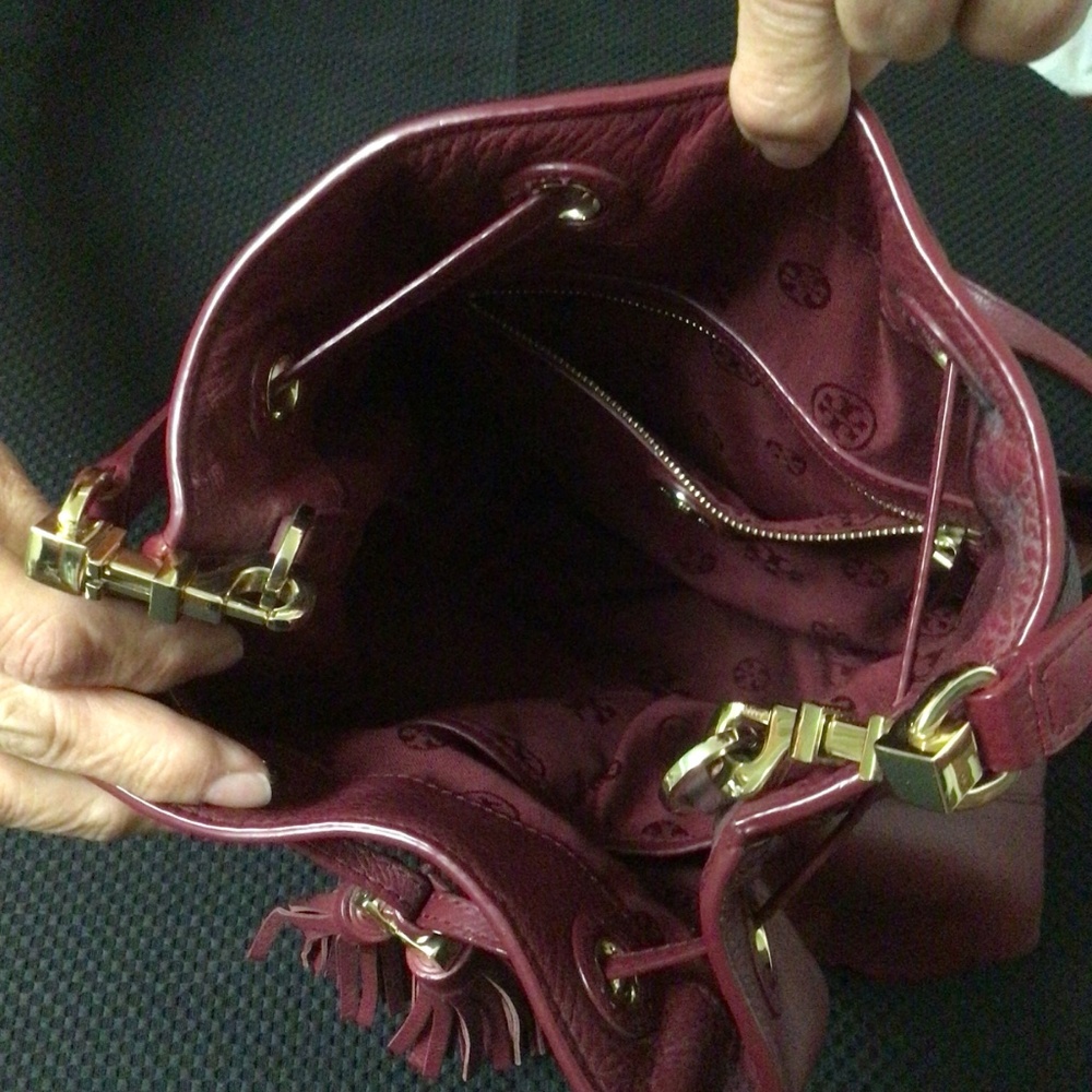 Tory Burch “Thea” all-leather bucket bag ♥️ - Picture 3 of 3